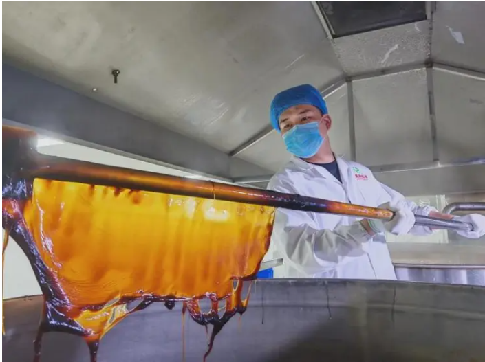 澳潤(rùn)天朝貢膠制膠技藝第十代傳承人——王傳飛